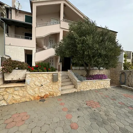 3 Istocna Gomilica * 티스노