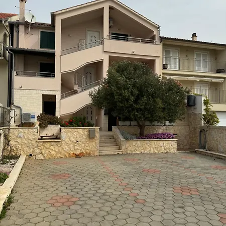 3 Istocna Gomilica *