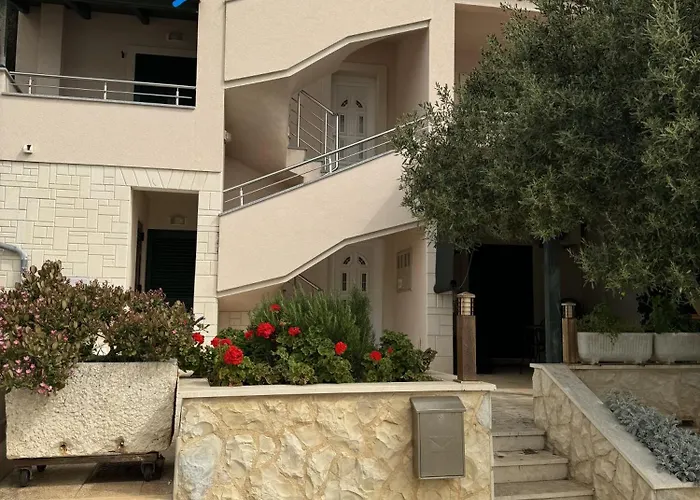 3 Istocna Gomilica Тисно