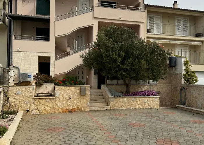 3 Istocna Gomilica *