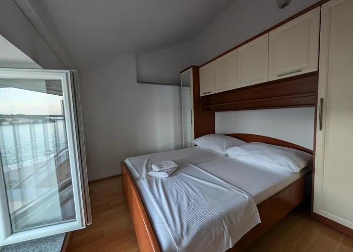 3 Istocna Gomilica * Тисно