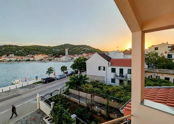 3 Istocna Gomilica * Тисно